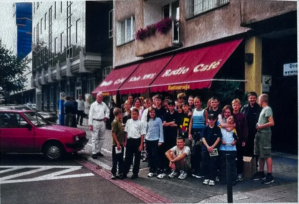 Goście przed Radio Café przy Nowogrodzkiej 56. Fotografia archiwalna.