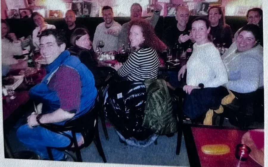 Spotkanie przy restauracyjnych stołach. Z albumu Radio Café.